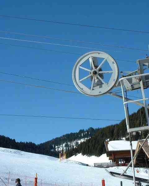 Poulie de téléski en action, photo gratuite - Skilift-Umlenkrolle in Aktion, kostenloses Foto