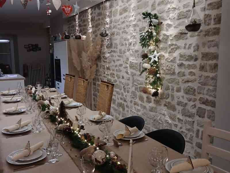 Une table dressée pour un repas de Noël, photo gratuite