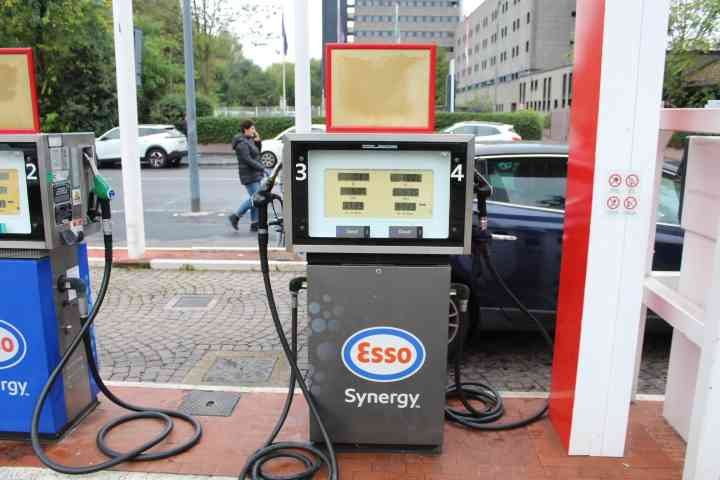 Station-service Esso avec pompes à carburant en utilisation photo gratuite