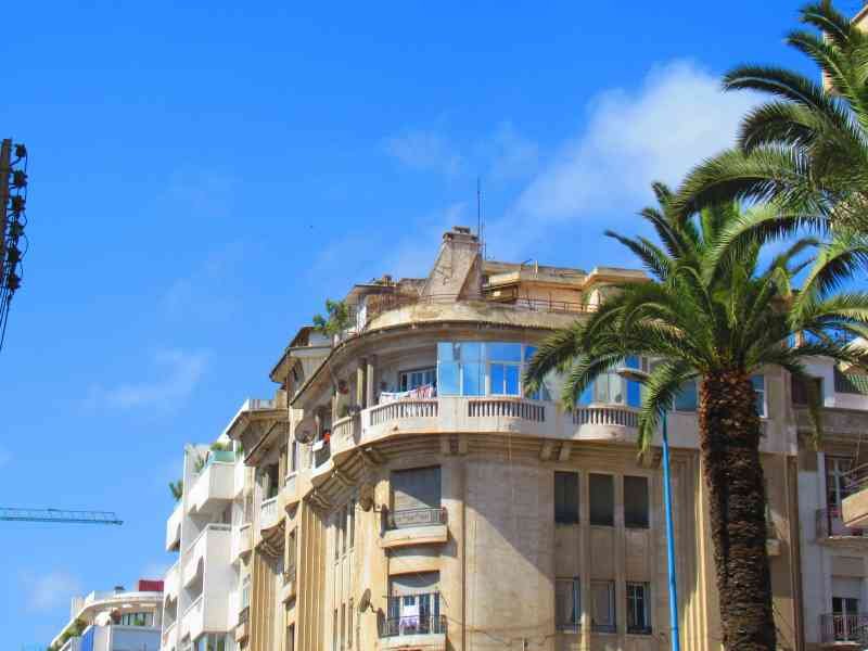 Un bâtiment de style architectural colonial français, la présence d'un palmier, photo gratuite