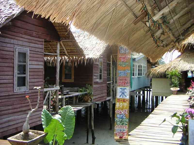 Un village de pêcheurs traditionnel sur pilotis, des maisons en bois surélevées au-dessus de l'eau en Thaïlande, photo gratuite