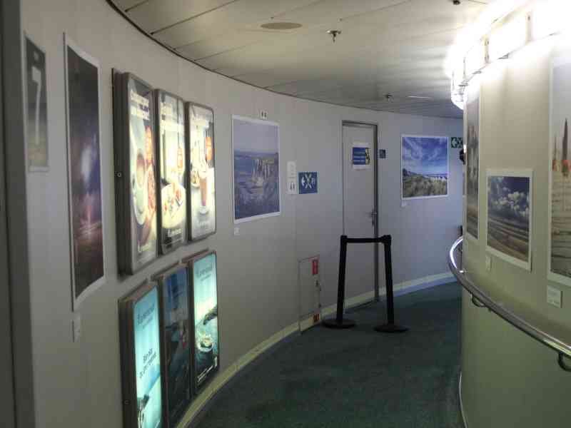 Un couloir à l'intérieur d'un bateau avec des affiches murales, photo gratuite