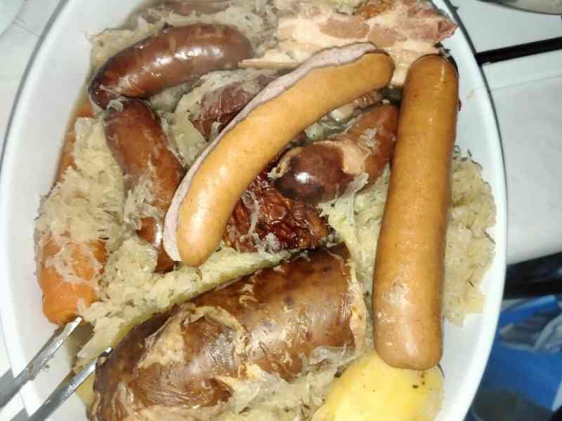 Plat de choucroute dans une assiette photo gratuite