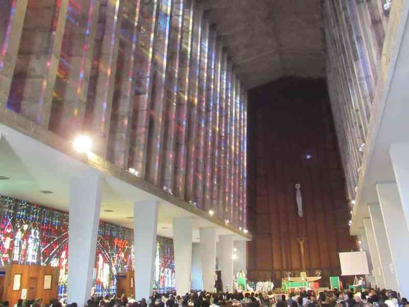 Des personnes à l'intérieur de l'église Notre-Dame de Lourdes à Casablanca, au Maroc, photo gratuite