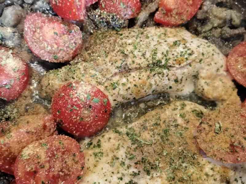 Filets de volailles aux champignons et tomates cerises, photo gratuite