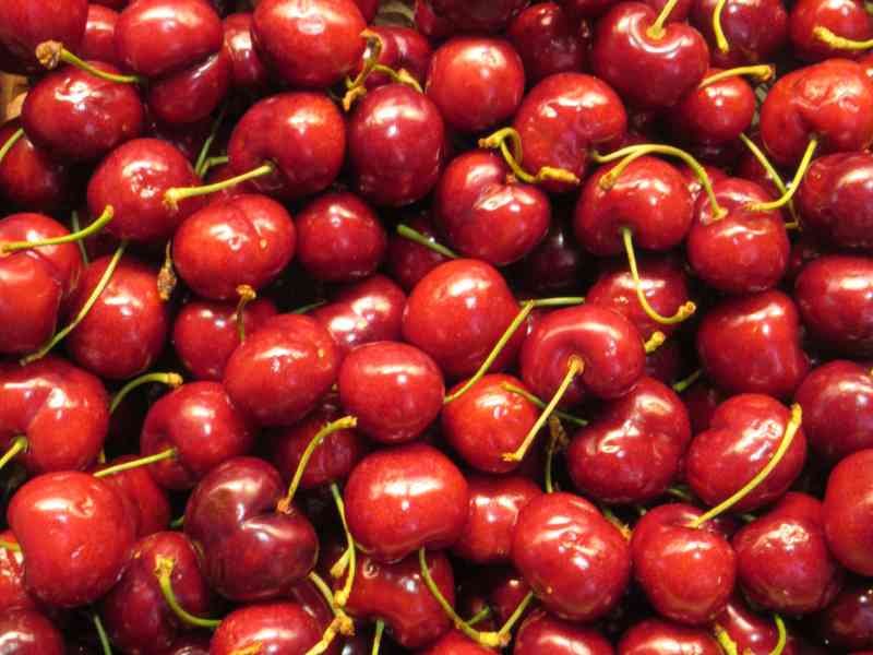Un gros plan de cerises, photo gratuite