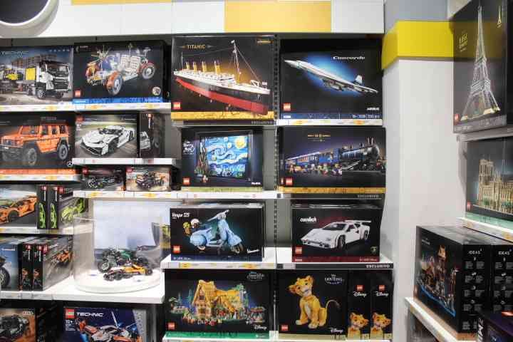 Une collection de sets LEGO exposés dans un magasin, avec une emphase notable sur le set LEGO Titanic, photo gratuite