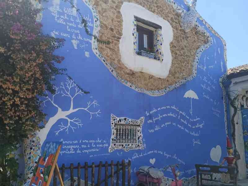 Borgo Parrini, Partinico, une façade avec des dessins et des écrits, photo gratuite