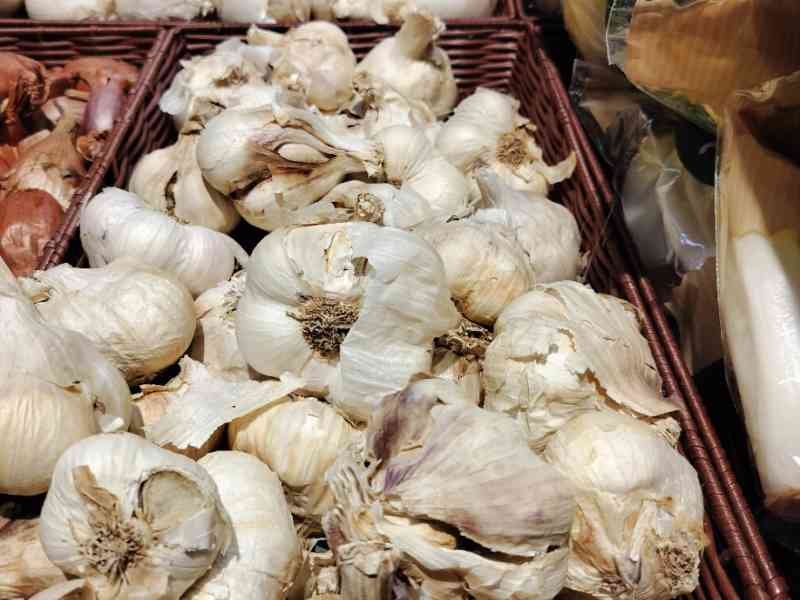 Aulx bio dans un panier du marché photo gratuite