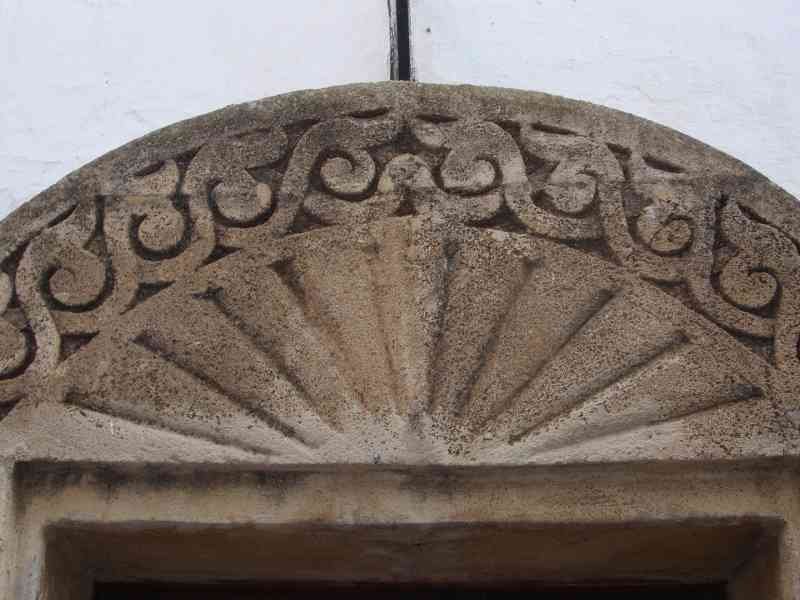 La façade d'une sculpture forme d'arc avec des motifs décoratifs à Rabat photo gratuite