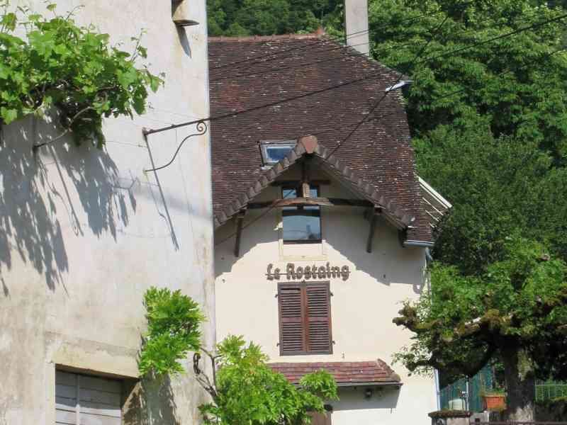 Bâtiment d'une auberge de campagne à Passenans dans le Jura France