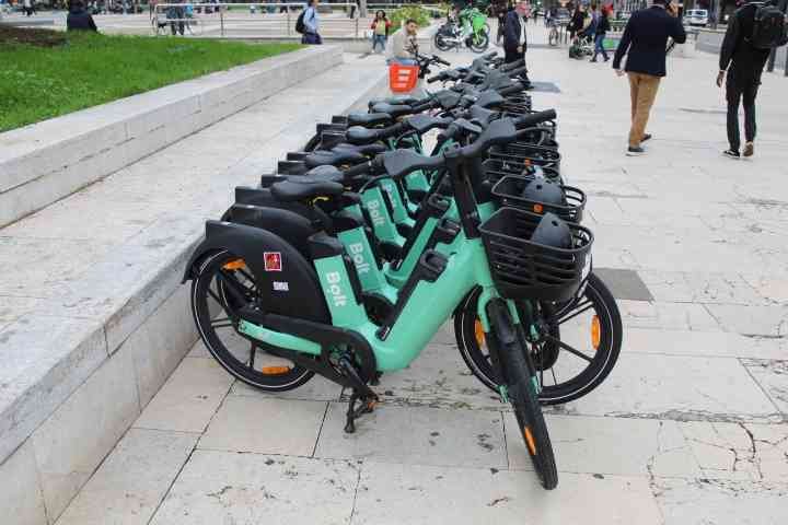 Vélos Bolt en libre service, mobilité, stationnés au bord du goudron dans la ville de Milan Lombardie en Italie photo gratuite