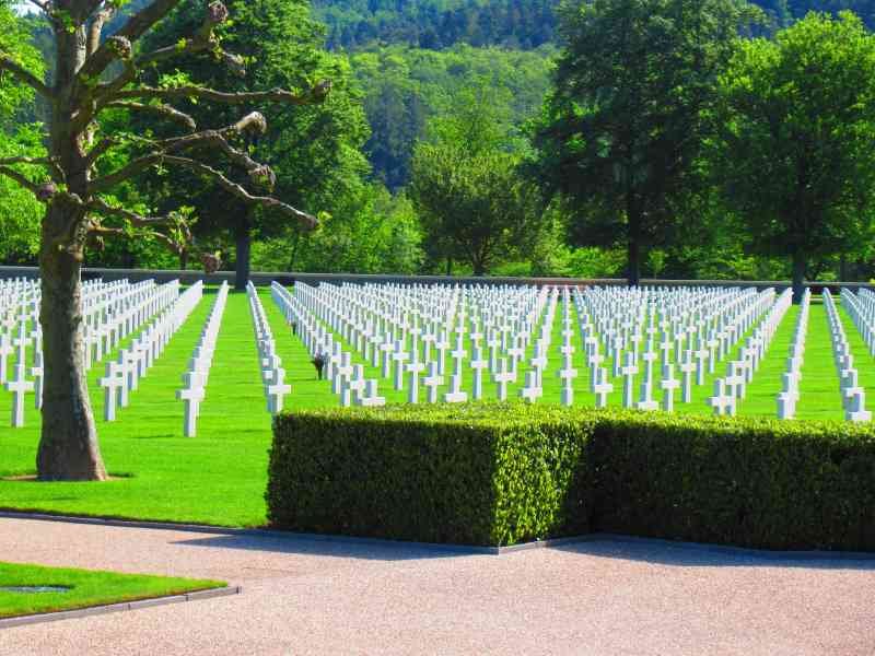Des croix du cimetière militaire américain d’Epinal dans les Vosges en France photo gratuite