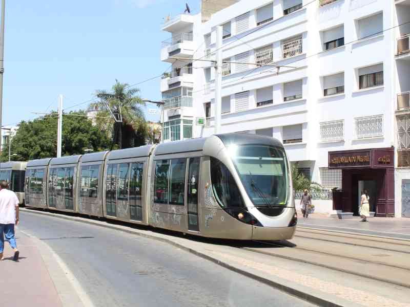 Tramway moderne Rabat-Salé circulant dans la capitale marocaine, photo gratuite