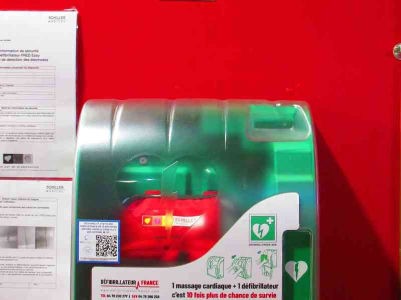Défibrillateur automatique externe installé sur un mur photo grauite