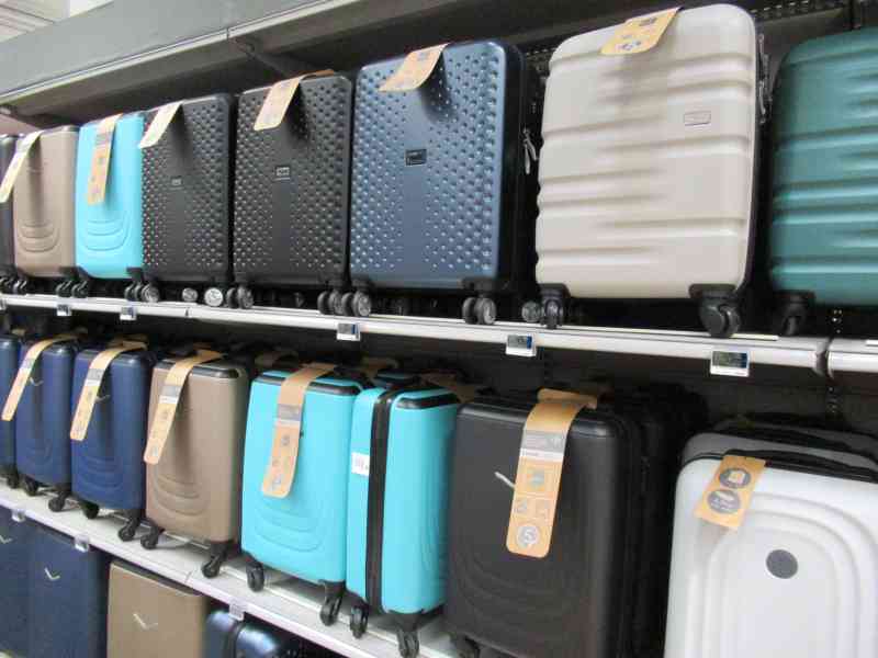 Linéaire de valises cabine à roulettes