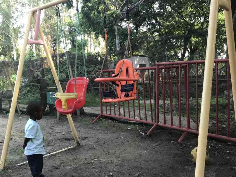 Jeu balançoire pour les bébés photo gratuit