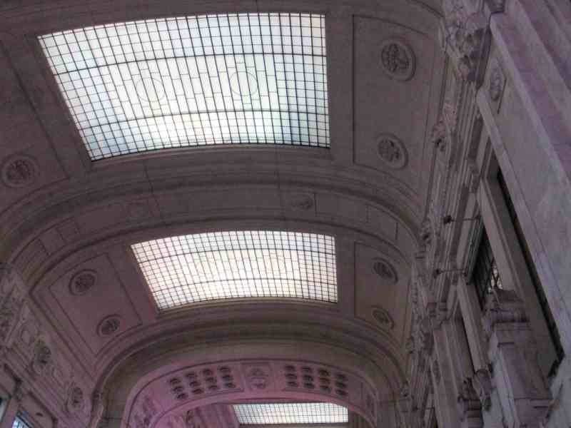 Plafond en béton sculpté de la gare centrale de Milan Lombardie en Italie photo gratuite