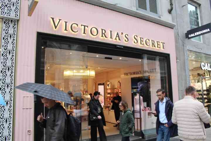 Le magasin Victoria's Secret, une marque américaine de lingerie, de vêtements pour femmes et de produits de beauté, photo gratuite