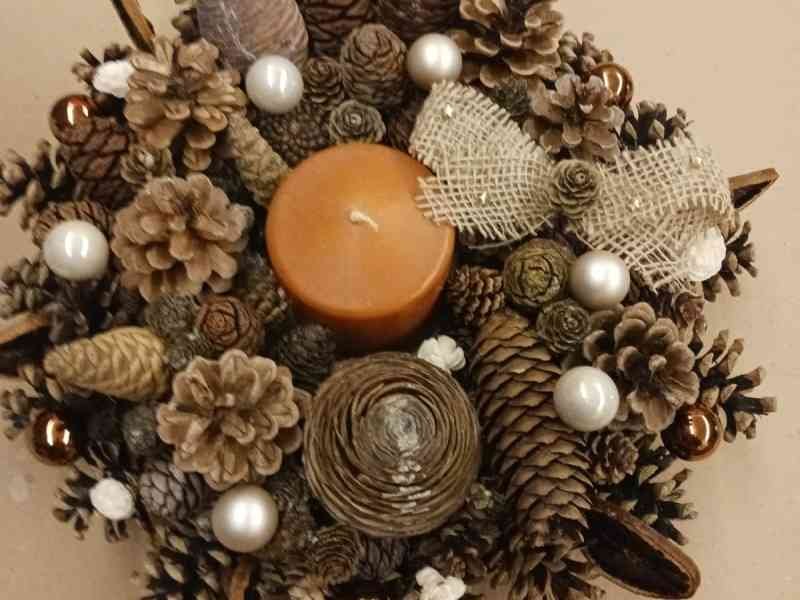 Un arrangement de table décoratif sur le thème de Noël, photo gratuite