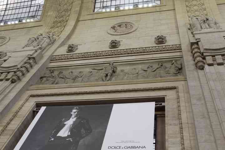 Affiche publicitaire Dolce Gabbana suspendue sur une façade en sculpture à l'intérieur de la gare centrale de Milan Lombardie en Italie photo gratuite