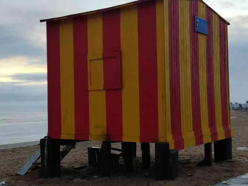 Cabine de plage rouge et jaune photo gratuite
