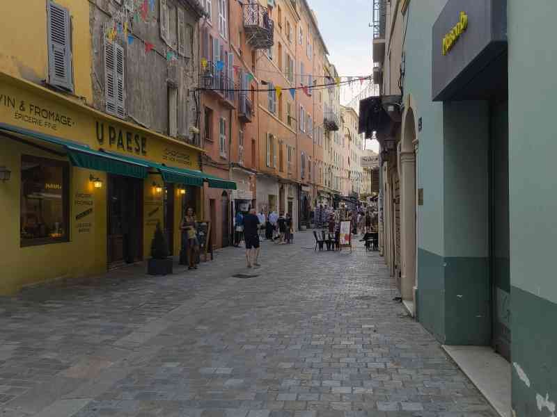 Une rue de la ville de Bastia, en Corse, photo gratuite