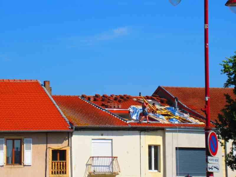 Une scène de rénovation ou de construction d'un toit sur une maison en briques, photo gratuite