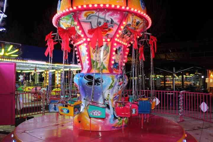 Manège, les chaises volantes, prêtes pour un tour magique photo gratuite