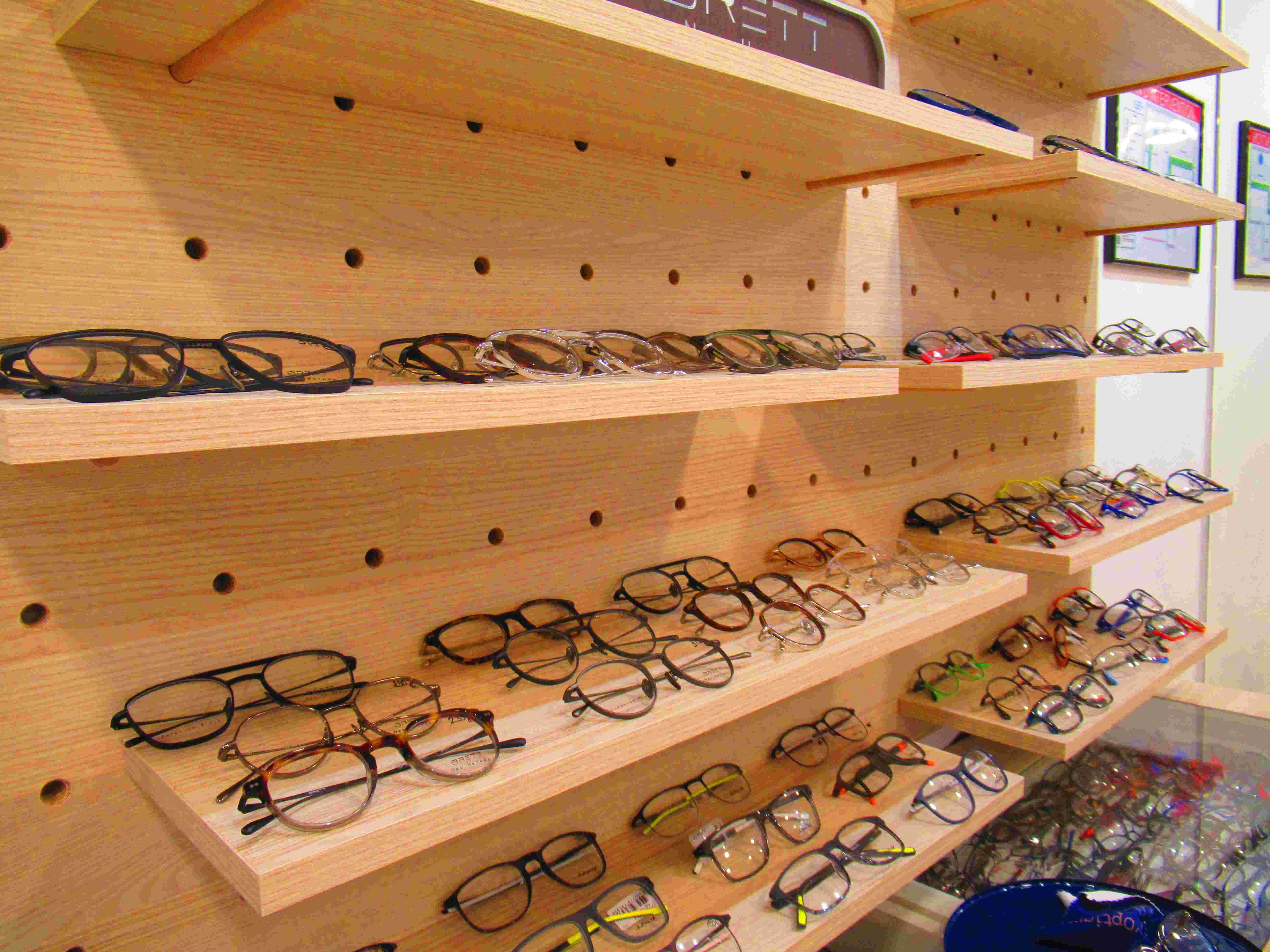 Etagères de lunettes chez opticien