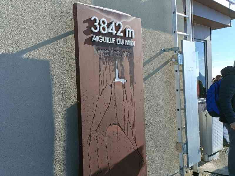 Plaque d'accueil à l'Aiguille du Midi à Chamonix-Mont-Blanc