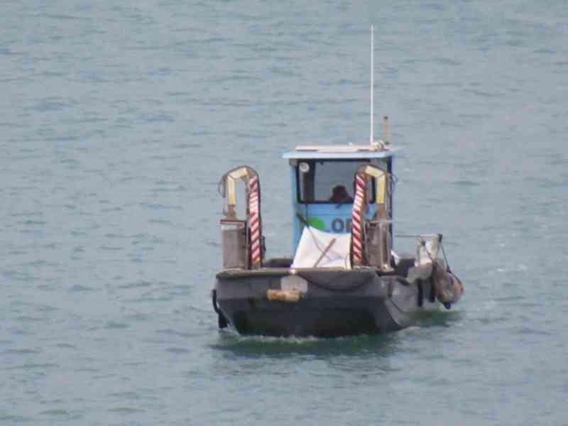 Bateau de déchets industriels dans la mer photo gratuite