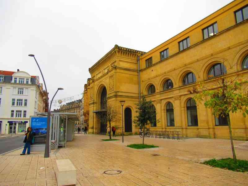 Ancienne gare en pierre jaune de Metz en Moselle en France photo gratuite