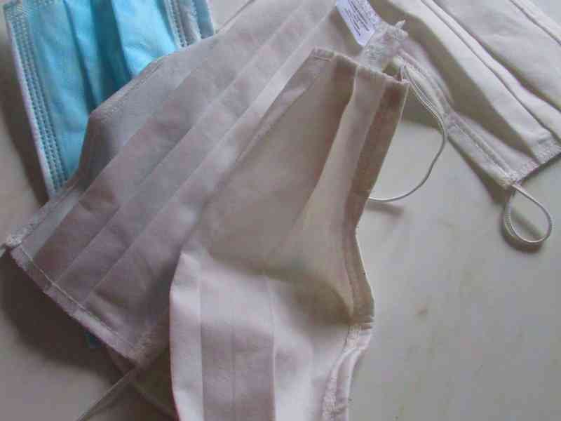 Masques sanitaires bleus et blancs