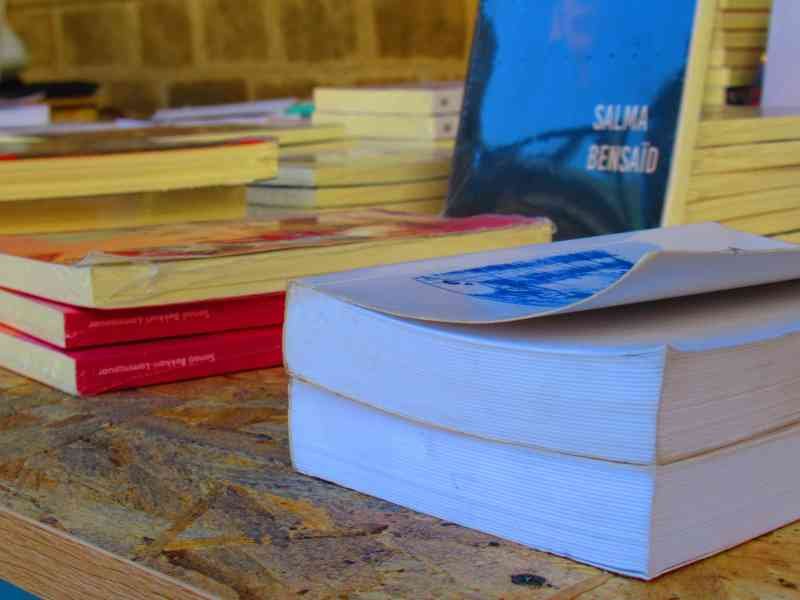 Des livres posés sur une table en bois, photo gratuite
