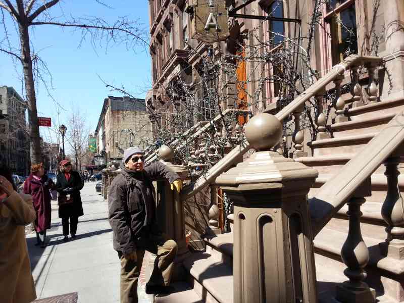 Citizen in the streets of New York, a man in front of the stairs of a house in the United States, free photo