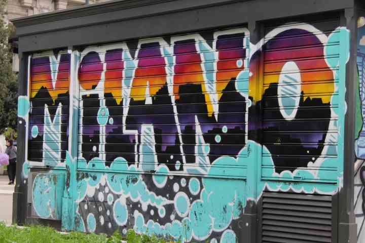 Graffiti, Milano, sur façade dans la ville de Milan Lombardie en Italie photo gratuite