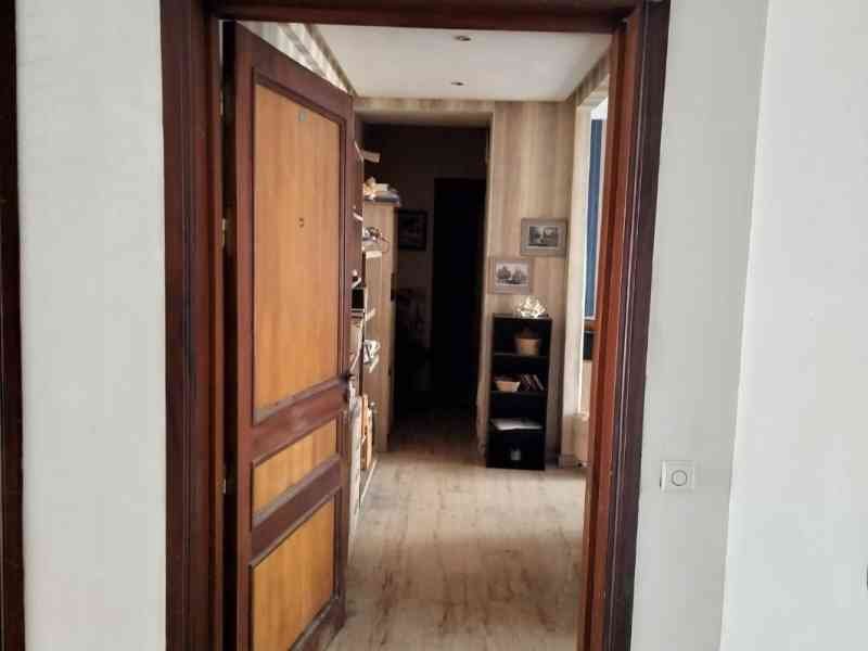 Porte en bois d'un appartement photo gratuite