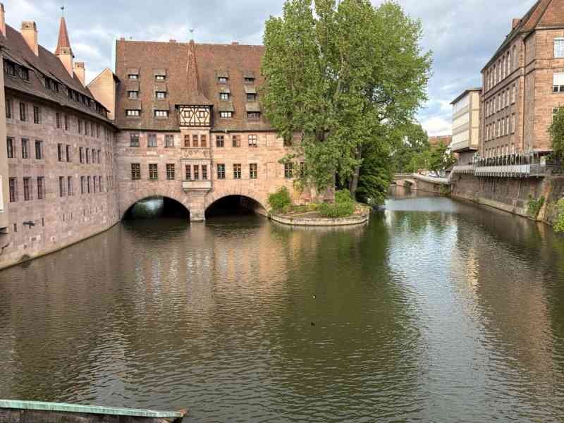 Pont Museumsbrücke qui enjambe la rivière, à Nuremberg, en Allemagne, photo gratuite