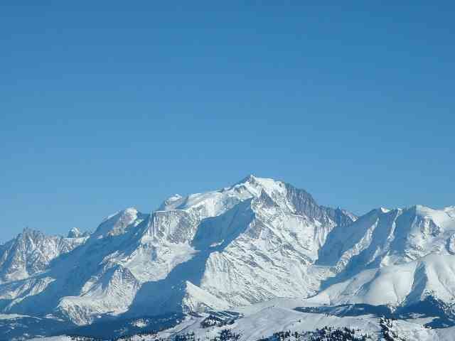 Au sommet du mont blanc sous un ciel sans nuage photo gratuite