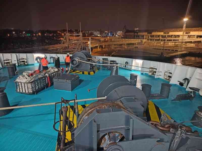 Équipement d’amarrage du navire, cabestan et treuil photo gratuite