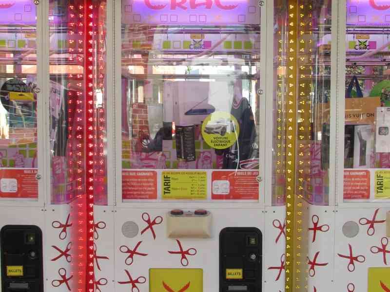 Stand CRAC vending machines in a funfair