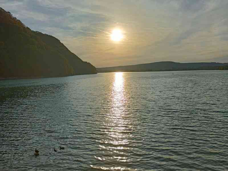 Coucher de soleil sur un lac