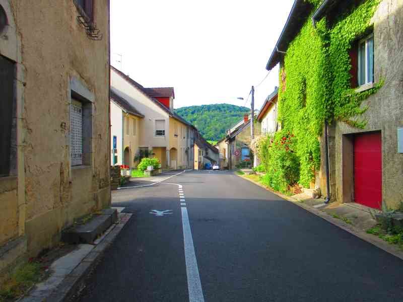Une rue est bordée de bâtiments en pierre dans la commune de Saint Lothain à Jura, photo gratuite