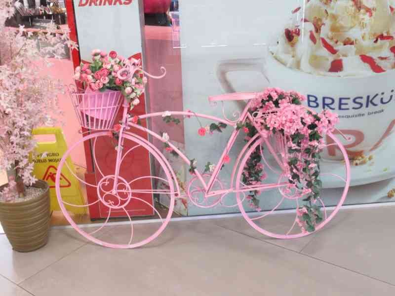 A bicycle sculpture used as interior decoration, free photo