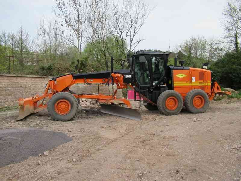 Niveleuse 12 DM de couleur orange