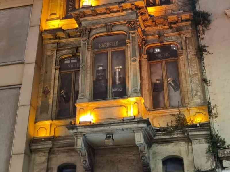 Gros plan sur le bâtiment de la boutique Bargello au centre d'Istanbul en Turquie photo gratuite