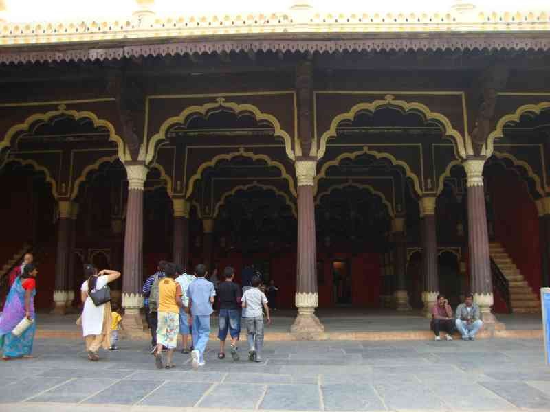 Des personnes à l'entrée du palais d'été de Tipu Sultan à Bangalore, en Inde, photo gratuite