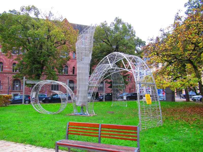 Installation lumineuse dans un parc à Metz en Moselle photo gratuite