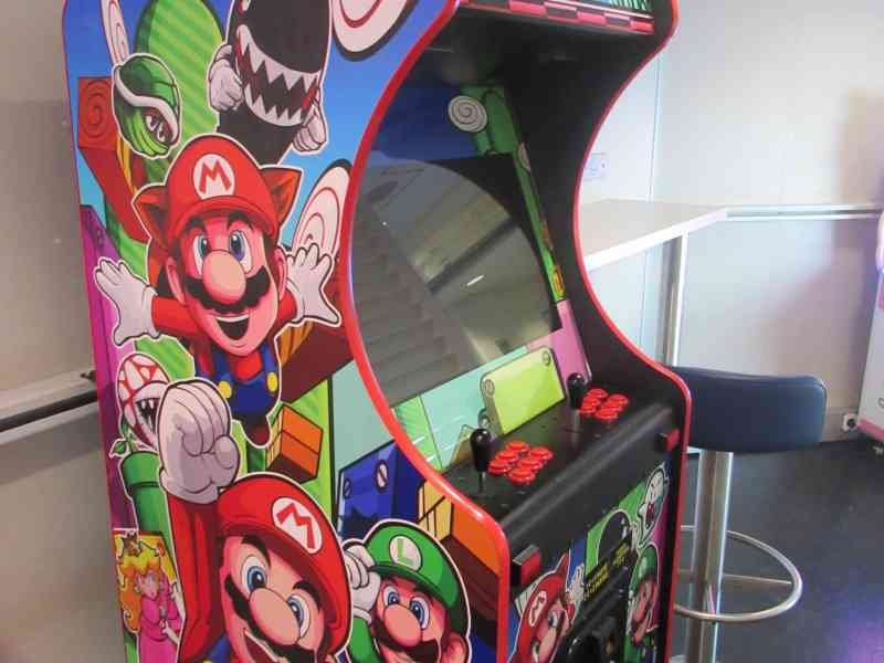 Une borne d'arcade sur le thème de Super Mario, photo gratuite